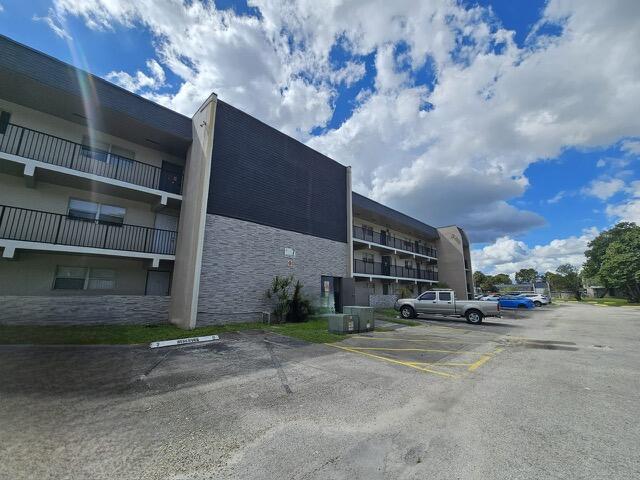 7910 S Colony Cir in Tamarac, FL - Building Photo