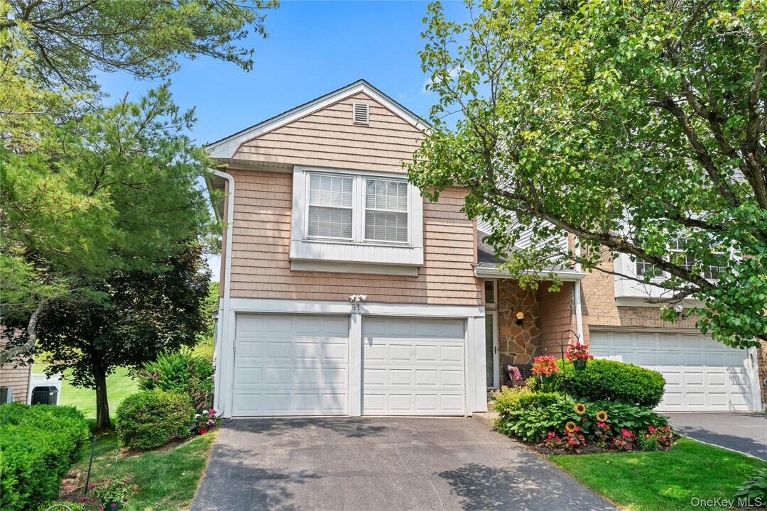 81 Hidden Ridge Dr in Syosset, NY - Building Photo