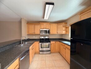 7545 Charmant Dr in San Diego, CA - Foto de edificio - Building Photo