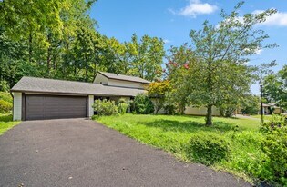 225 Penny Ln in Sterling, VA - Building Photo