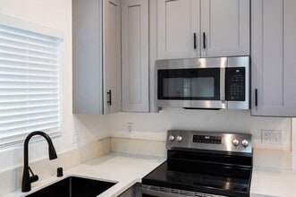 994 Valencia Street in Costa Mesa, CA - Building Photo - Interior Photo