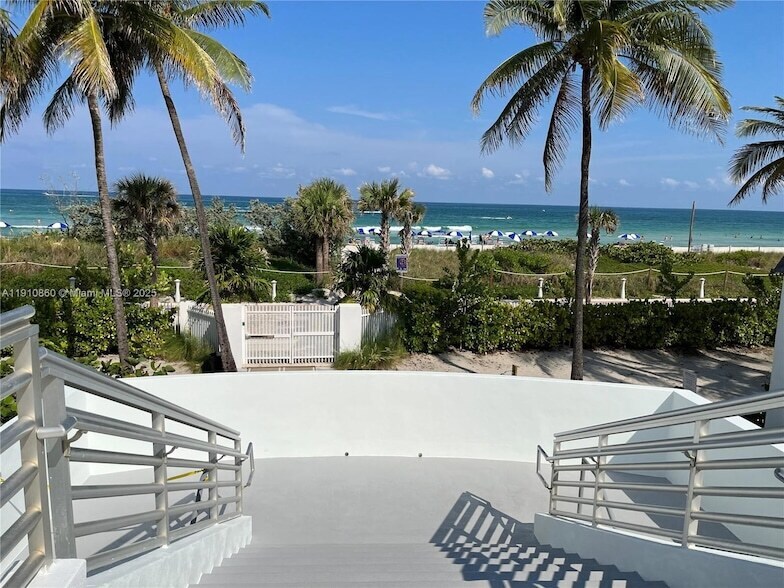5161 Collins Ave, Unit 214 in Miami Beach, FL - Building Photo