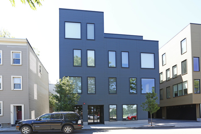 537 E 1st St in South Boston, MA - Foto de edificio - Building Photo