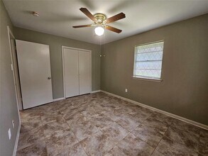 2221 N Thompson St in Conroe, TX - Building Photo - Building Photo