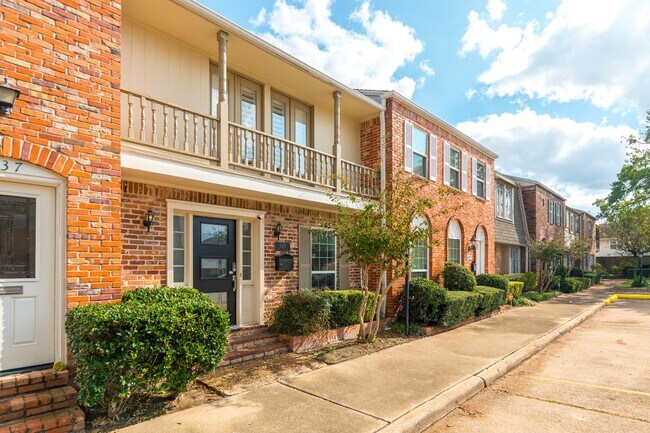 6339 Del Monte Dr in Houston, TX - Foto de edificio - Building Photo