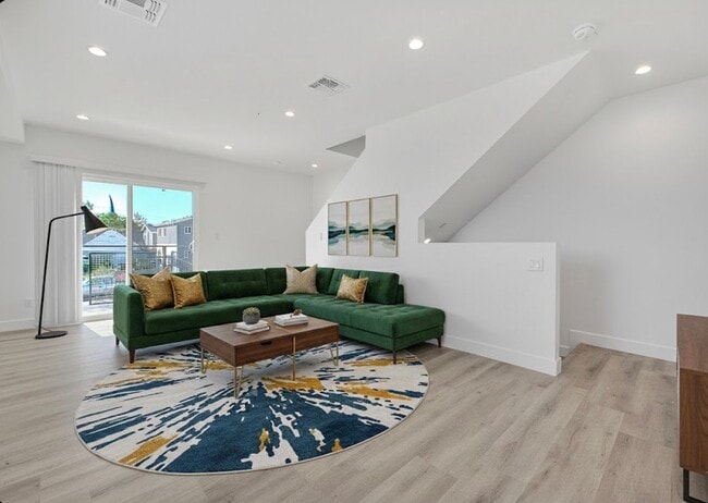 5850 Vineland Ave in Los Angeles, CA - Building Photo - Building Photo