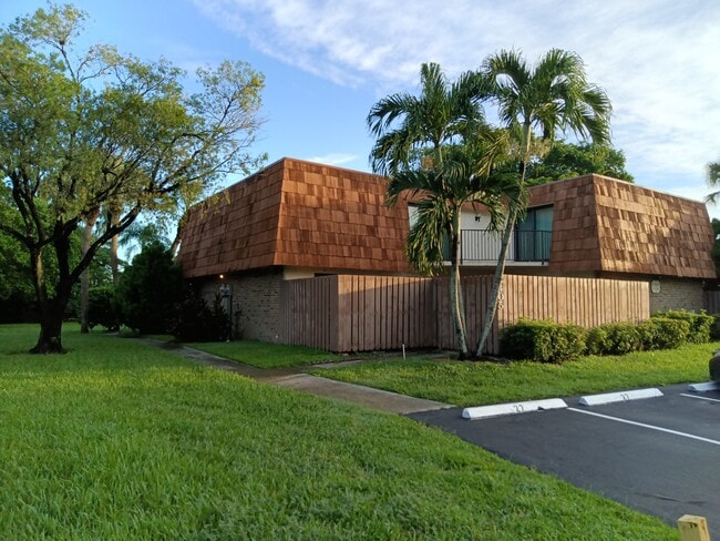 8405 N Coral Cir in North Lauderdale, FL - Building Photo - Building Photo