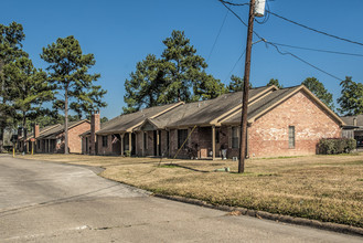 Woodland Park Townhomes in Beaumont, TX - Building Photo - Building Photo