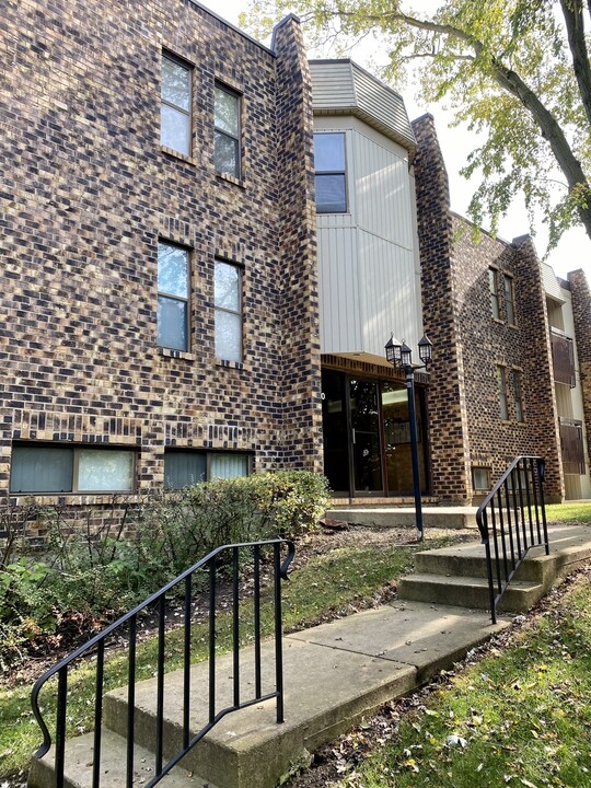 2210 Country Club Dr in Woodridge, IL - Building Photo