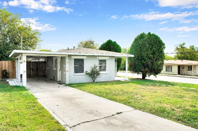 140 Glenarm Pl in Balcones Heights, TX - Building Photo - Building Photo