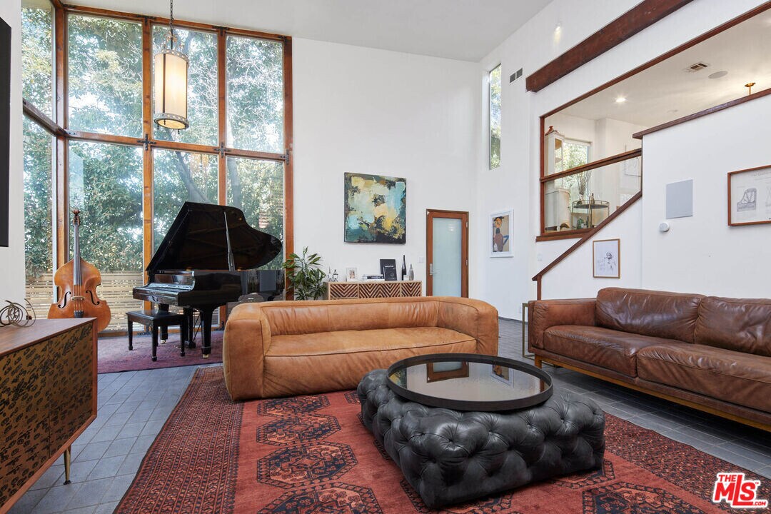 11217 Sunshine Terrace in Los Angeles, CA - Building Photo