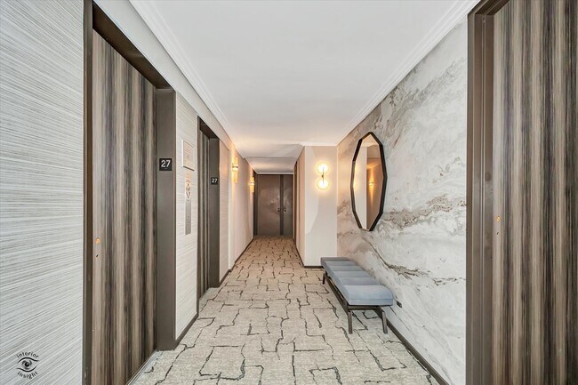 200 E Delaware Pl, Unit 200 E Delaware Pl in Chicago, IL - Building Photo - Building Photo