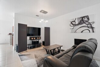 8618 NW 113th Ct in Doral, FL - Foto de edificio - Building Photo