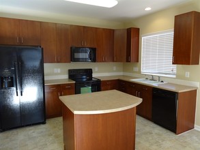 10572 Vaughn Ct in Commerce City, CO - Building Photo - Building Photo
