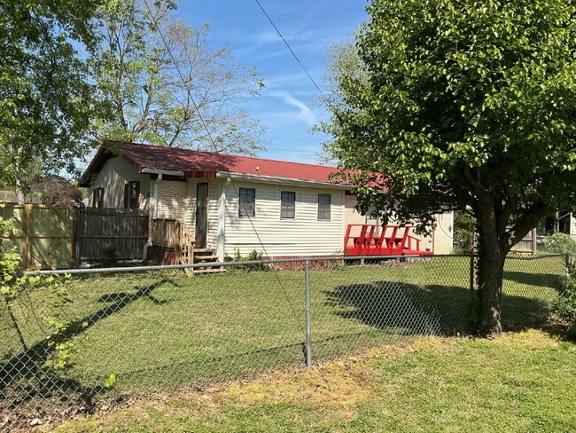 203 N Wilson St in Paris, TN - Building Photo - Building Photo