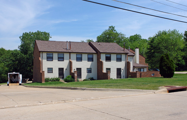 329 Pleasant Meadow Blvd in Cuyahoga Falls, OH - Building Photo - Building Photo