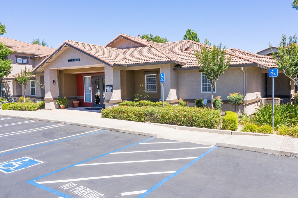 Crocker Oaks Apartments in Roseville, CA
