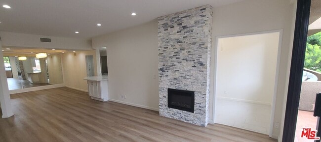 1557 S Beverly Glen Blvd in Los Angeles, CA - Building Photo - Building Photo