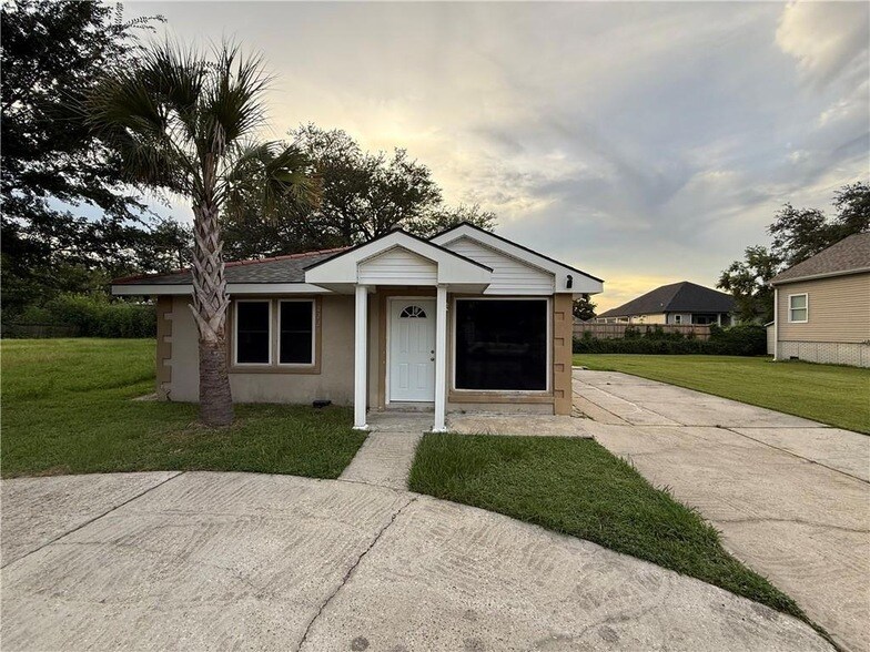 2220 Aycock St in Arabi, LA - Building Photo