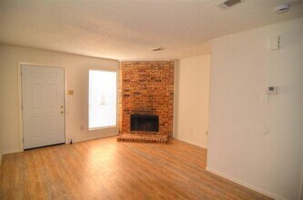 9451 Olde Village Ct in Dallas, TX - Building Photo - Building Photo