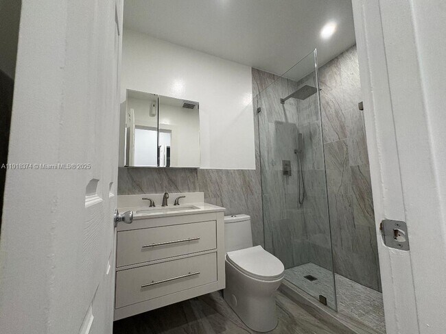 6865 SW 42nd St in Miami, FL - Building Photo - Building Photo