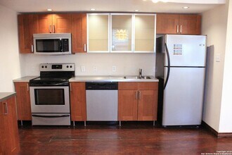 810 E Ashby Pl in San Antonio, TX - Building Photo - Building Photo