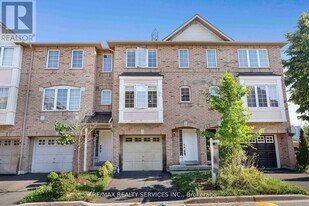 80 Acorn Pl in Mississauga, ON - Building Photo