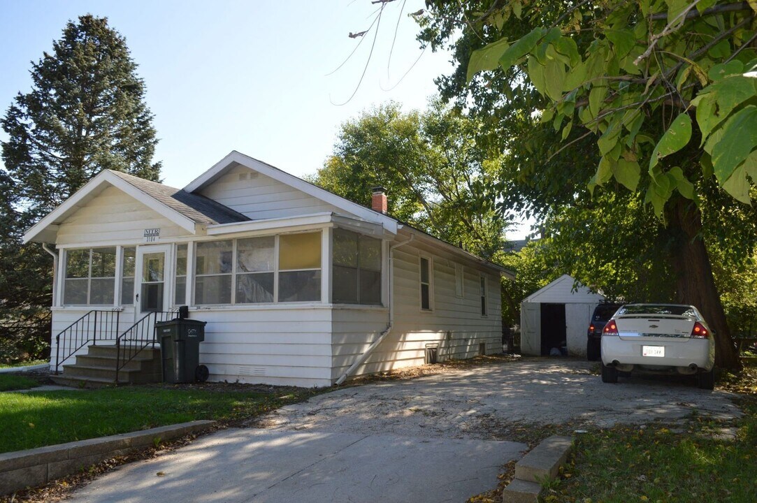 3104 Lincoln Way in Ames, IA - Building Photo