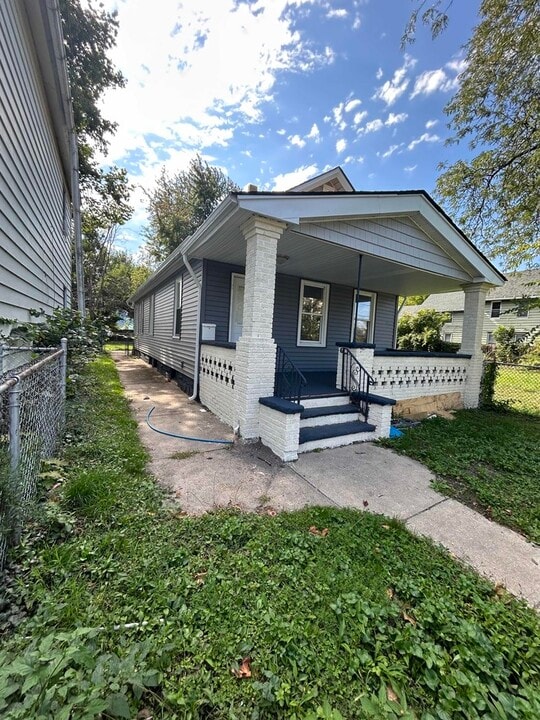 1582 E 49th St in Cleveland, OH - Foto de edificio