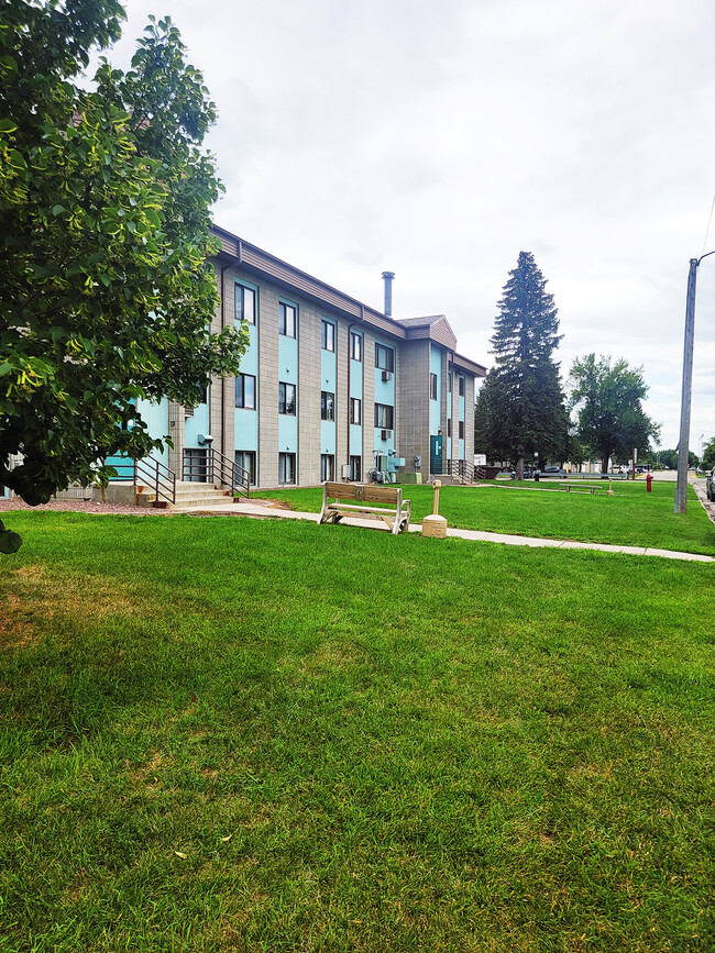 1621 7th St N in Wahpeton, ND - Foto de edificio - Building Photo