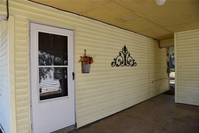 705 N Sewell Dr in Decatur, TX - Building Photo - Building Photo
