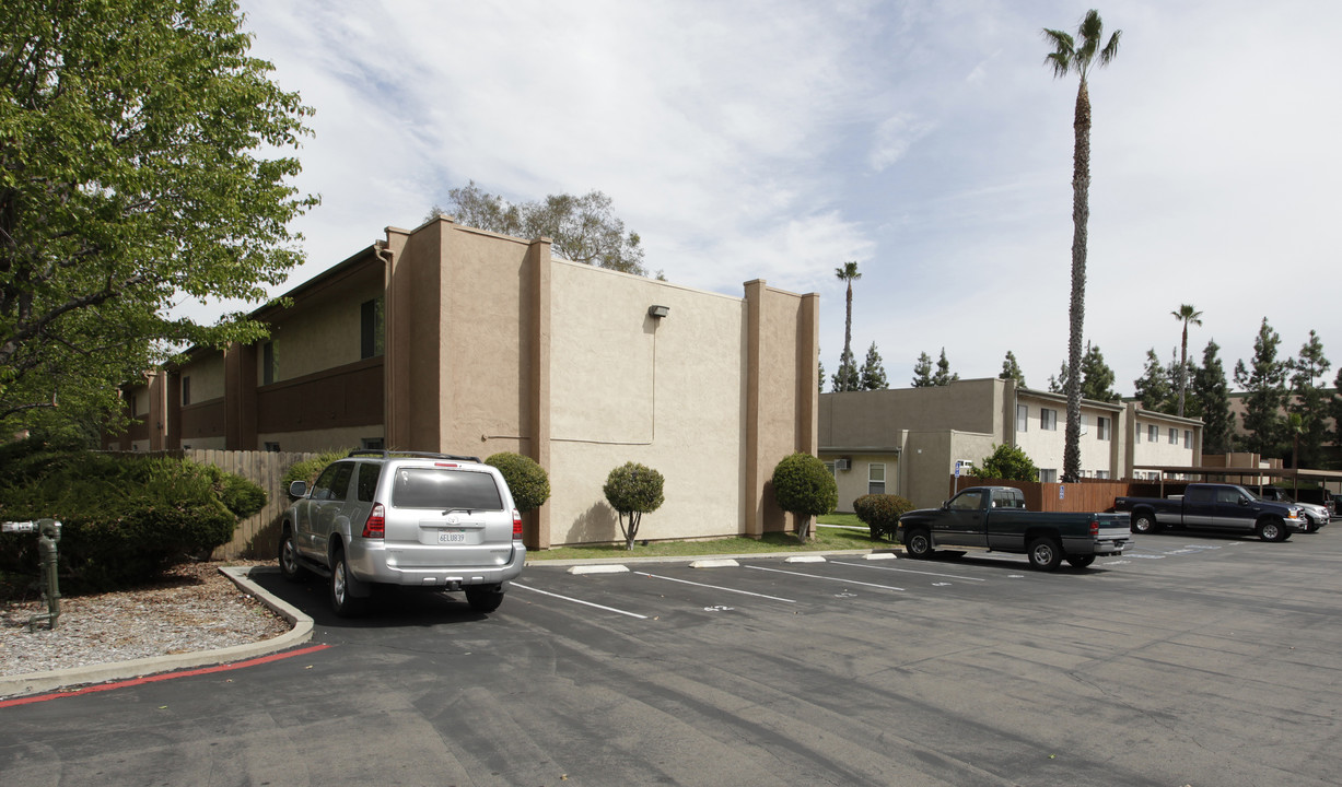 Parkdale Apartments in Escondido, CA - Foto de edificio