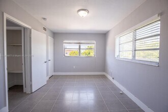 1960 NE 161st St in North Miami Beach, FL - Building Photo - Building Photo