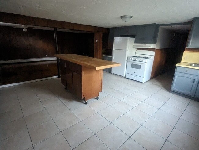 88 Elizabeth Ann Dr, Unit B in New Haven, CT - Foto de edificio - Building Photo