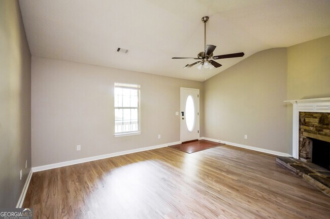 120 Lakefront Dr in Covington, GA - Foto de edificio - Building Photo