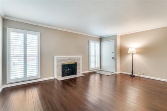 7826 Meadow Park Dr in Dallas, TX - Building Photo - Building Photo