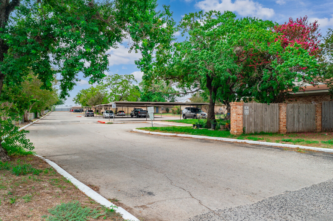 Crest View Apartments in Poteet, TX - Foto de edificio