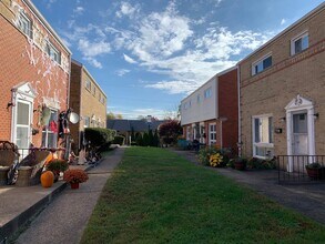 7 Mount Royal Ct in Pittsburgh, PA - Building Photo - Building Photo