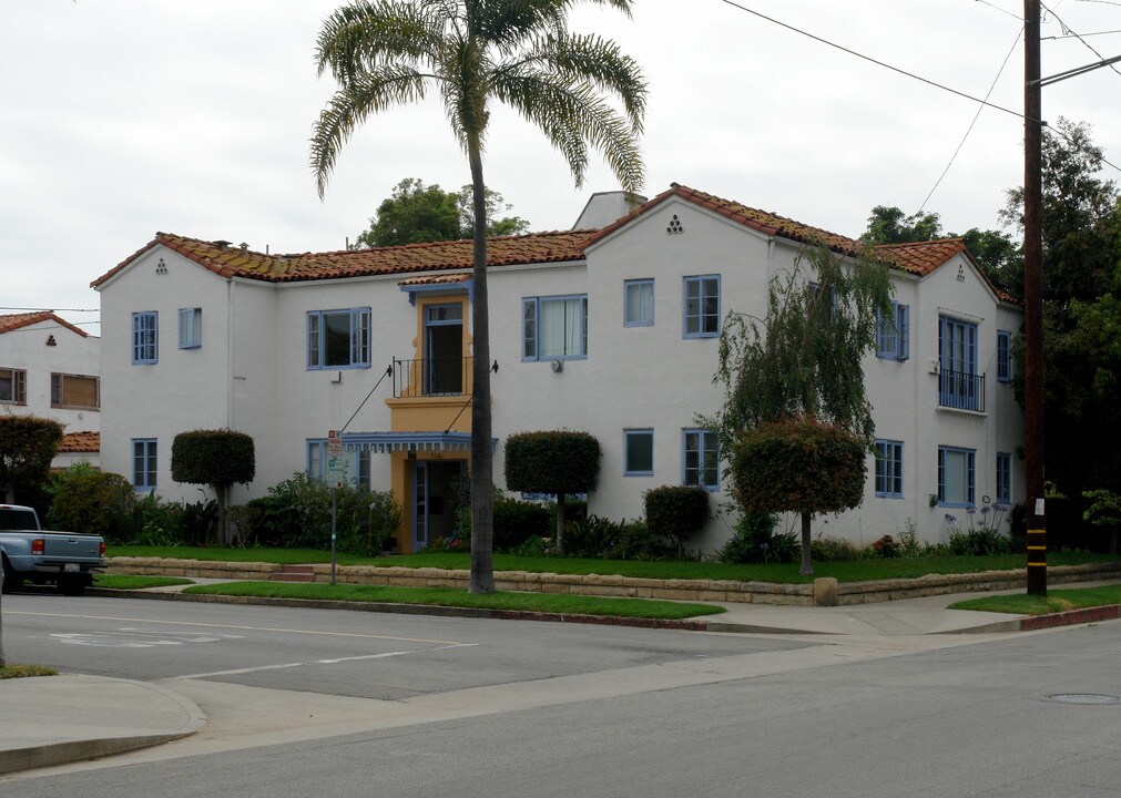 302 W Anapamu St in Santa Barbara, CA - Building Photo