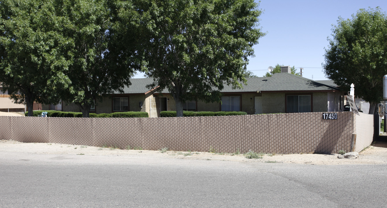 17450 Sequoia Ave in Hesperia, CA - Building Photo