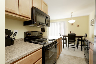 Woodcrest Apartment Homes in Decatur, IL - Building Photo - Interior Photo