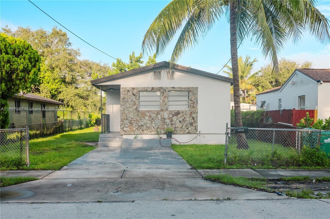 4338 NW 24th Ave in Miami, FL - Building Photo