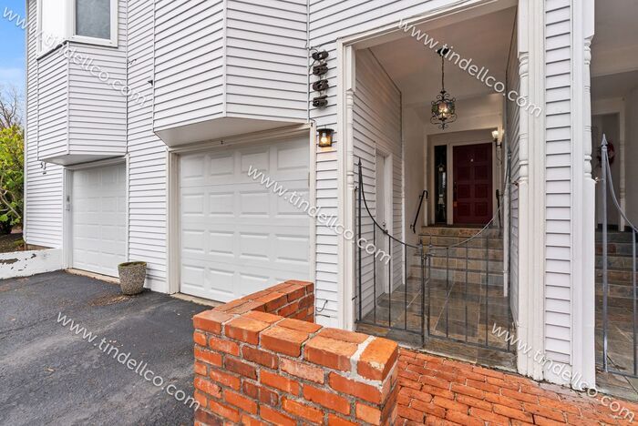 6565 SW Canyon Ct in Portland, OR - Building Photo