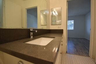 4924 Tujunga Ave in Los Angeles, CA - Foto de edificio - Building Photo