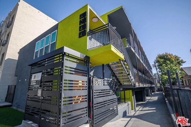 6244 De Longpre Ave in Los Angeles, CA - Foto de edificio - Building Photo