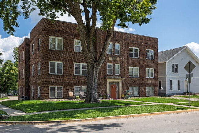606-610 N Buxton St in Indianola, IA - Foto de edificio - Building Photo