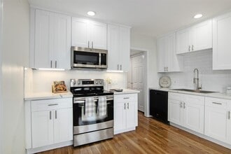 2066 Augusta Dr in Houston, TX - Building Photo - Building Photo