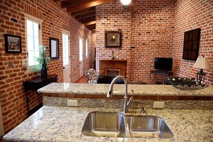 1027 Chartres St, Unit French Quarter 1 Bed 1 Ba in New Orleans, LA - Building Photo