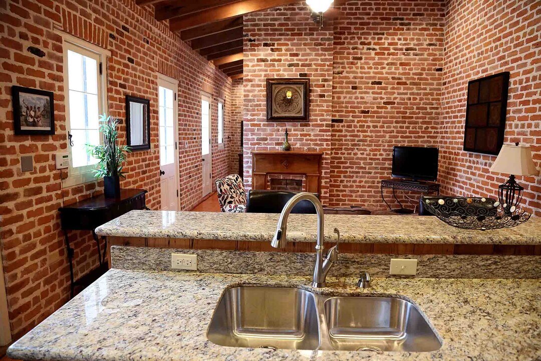1027 Chartres St, Unit French Quarter 1 Bed 1 Ba in New Orleans, LA - Building Photo