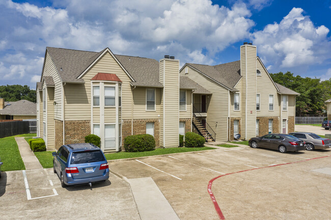 Hampton Court in Garland, TX - Foto de edificio - Building Photo